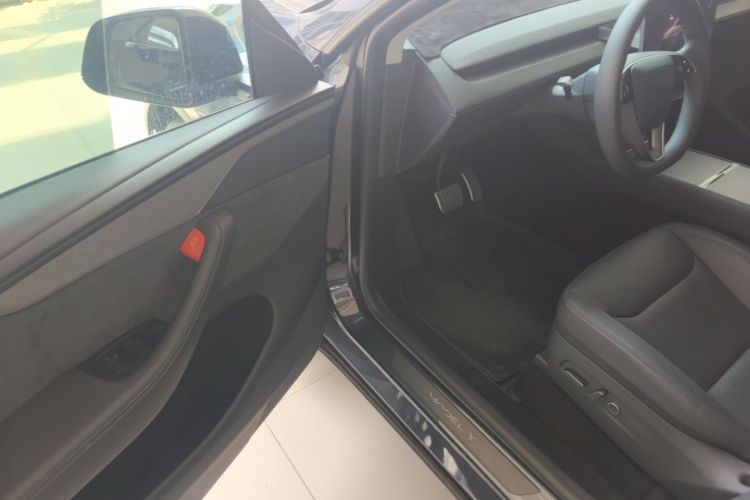 Tesla Model Y 2025 car image #16