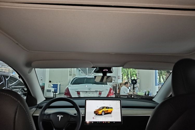 Tesla Model Y 2022 car image #18