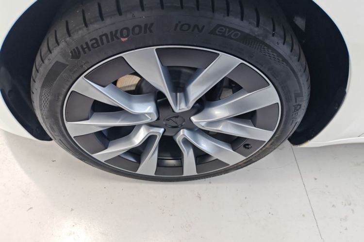 Tesla Model 3 2024 car image #9