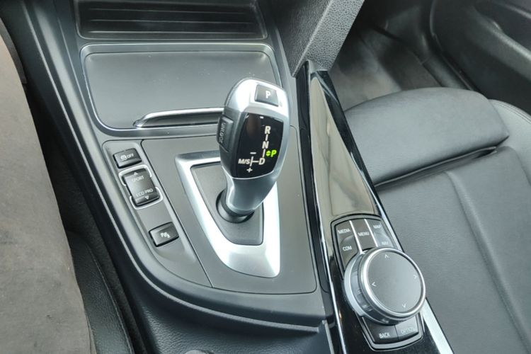 BMW 3 Series 2019 car image #14