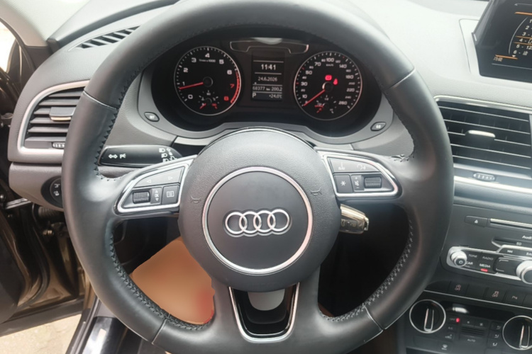 Audi Q3 2018 car image #11