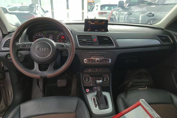 Audi Q3 2019 car image #10