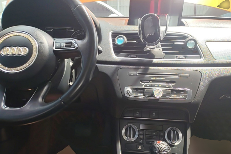 Audi Q3 2015 car image #10