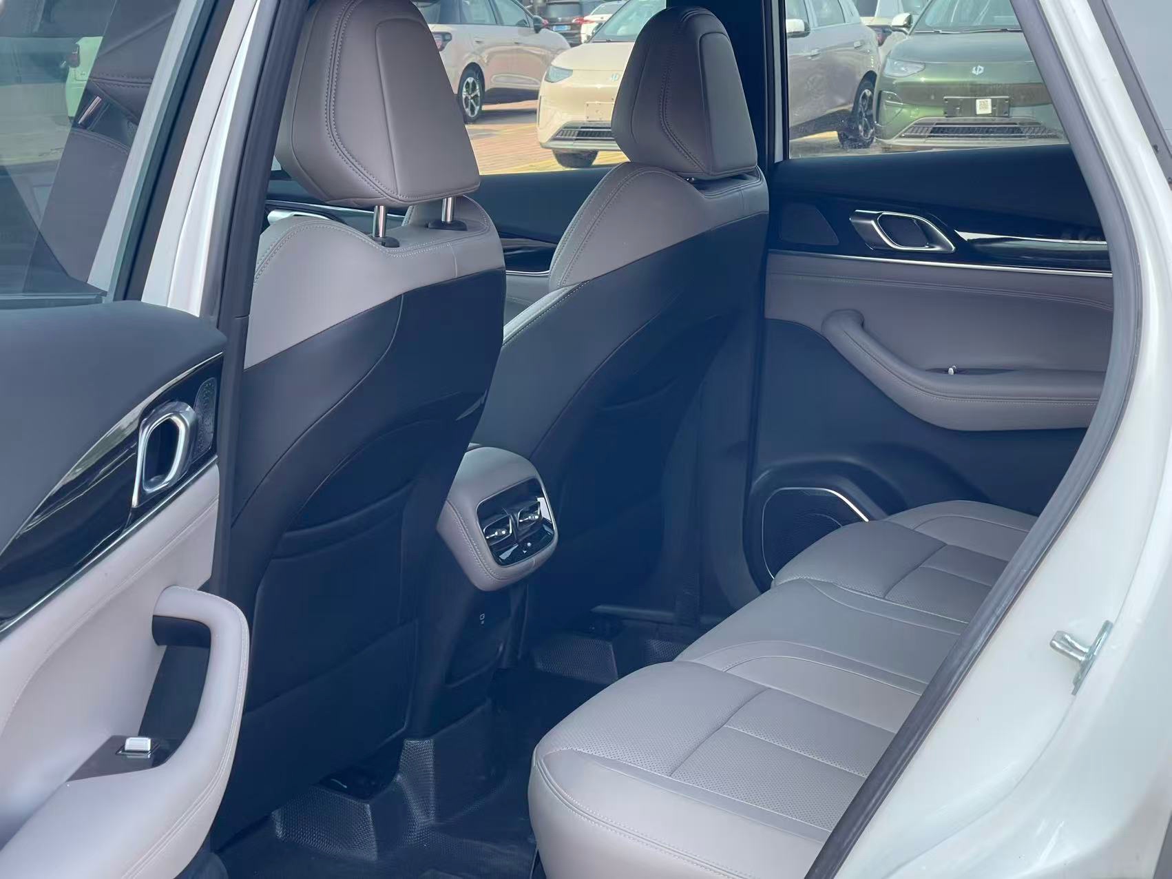 GEELY Boyue L 2025 car image #8