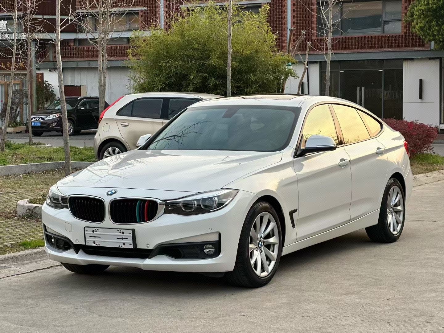 BMW 3 Series GT 2018 BMW 3 Series GT 2018 car image