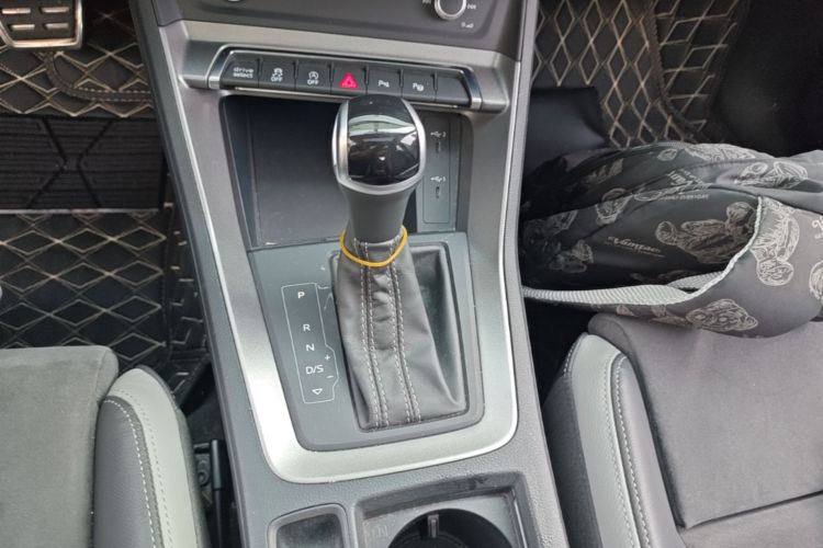 Audi Q3 2022 car image #16