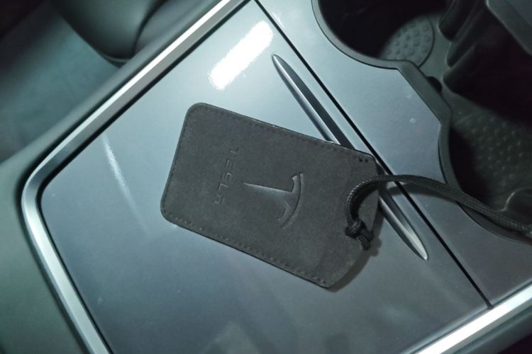 Tesla Model Y 2023 car image #9