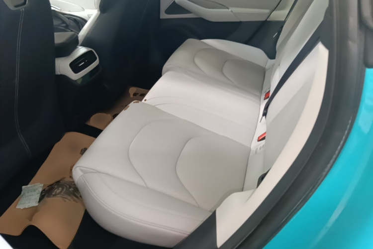 MI SU7 2024 immagine di auto #17