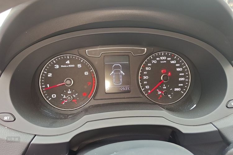 Audi Q3 2018 car image #13