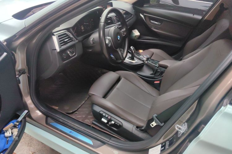 BMW 3 Series 2019 car image #18