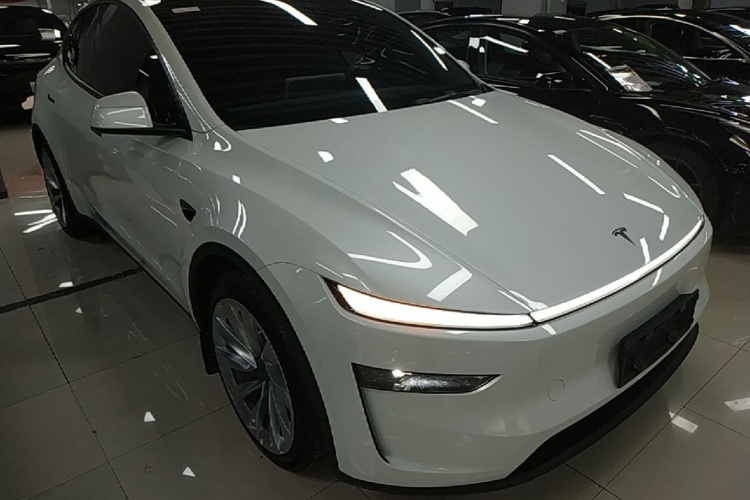 Tesla Model Y 2025 #4 Tesla Model Y 2025 car image #4