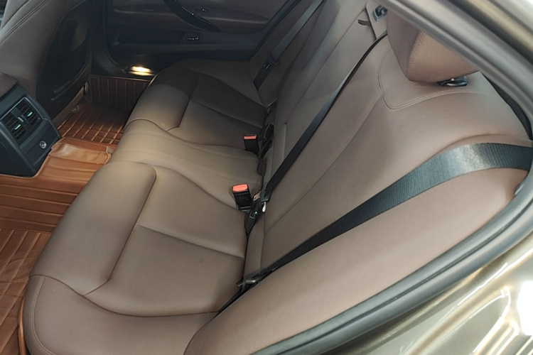 BMW 3 Series 2018 car image #17