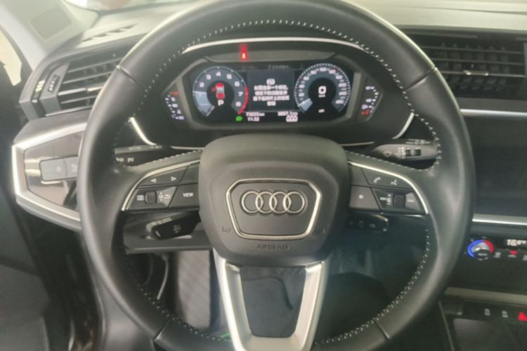 Audi Q3 2019 car image #15