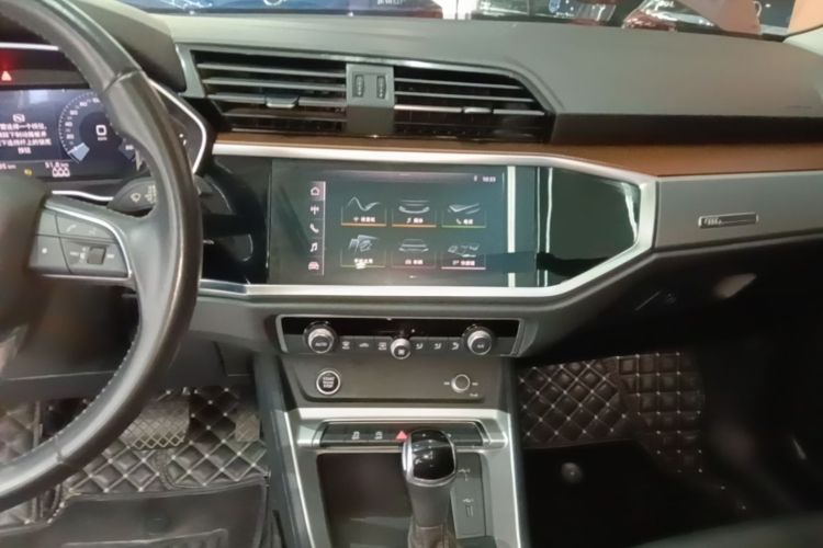 Audi Q3 2021 car image #13