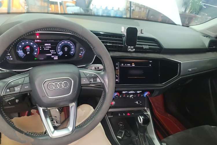 Audi Q3 2020 car image #10