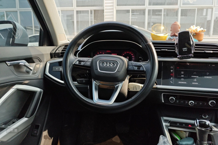 Audi Q3 2020 car image #12
