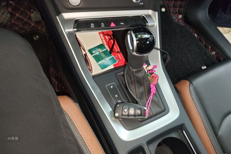 Audi Q3 2019 car image #10