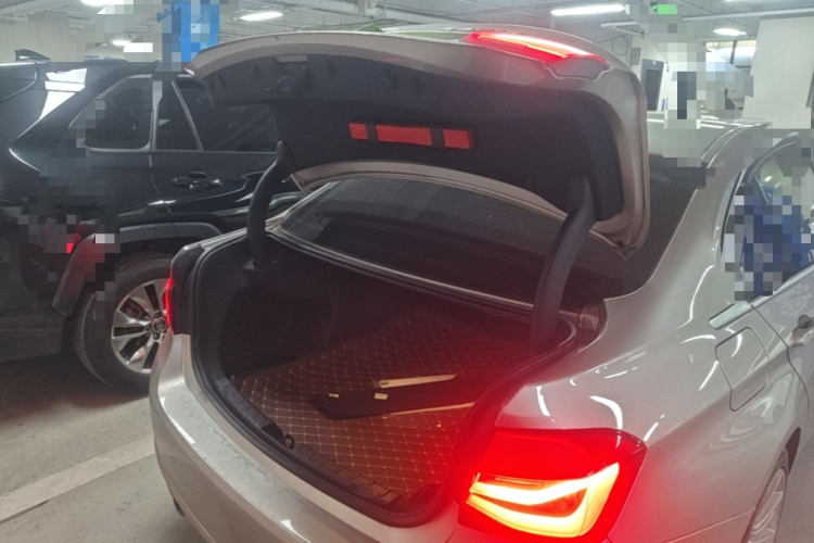 BMW 3 Series 2018 car image #19