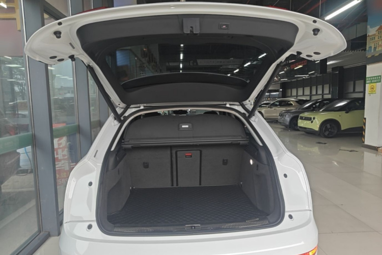 Audi Q3 2018 car image #19