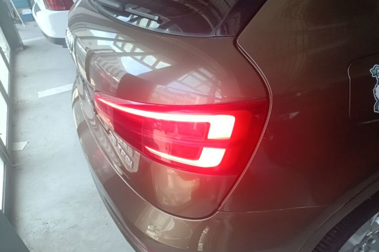 Audi Q3 2016 car image #8