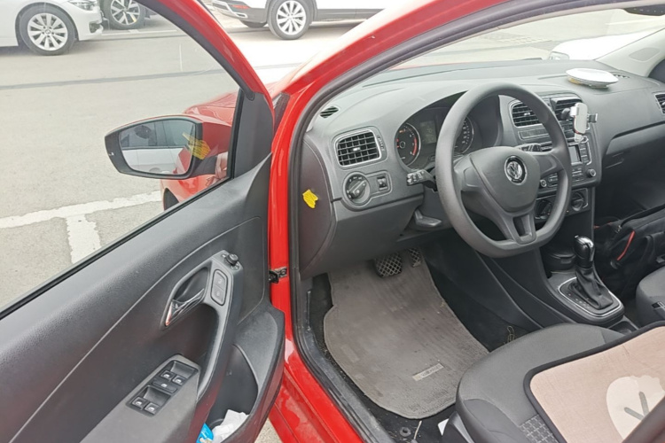 Volkswagen Polo 2015 car image #16
