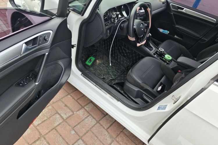 Volkswagen Golf 2018 car image #9