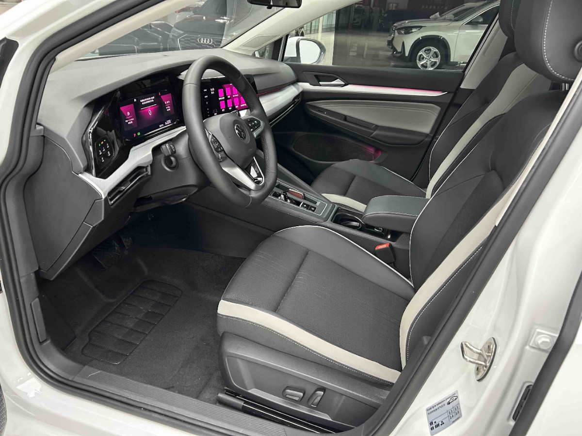 Volkswagen Golf 2023 car image #3