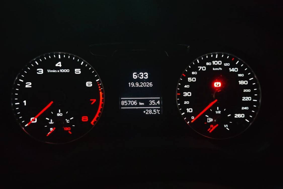 Audi Q3 2018 car image #25