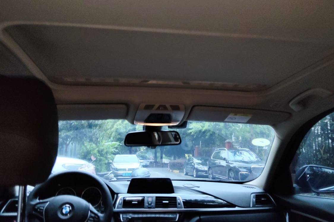 BMW 3 Series 2018 car image #22