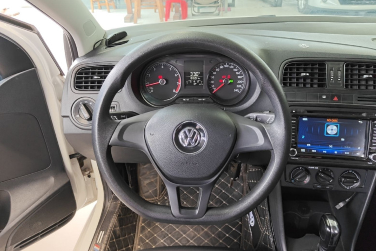Volkswagen Polo 2016 car image #11