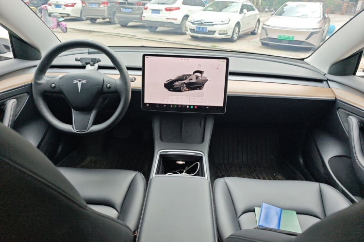 Tesla Model 3 2023 immagine di auto #7