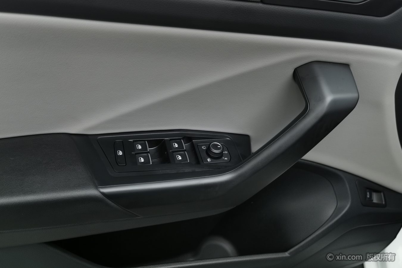 Volkswagen T-Roc 2025 car image #9
