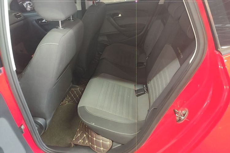 Volkswagen Polo 2015 car image #17