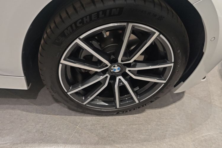 BMW 3 Series 2025 #9 BMW 3 Series 2025 car image #9