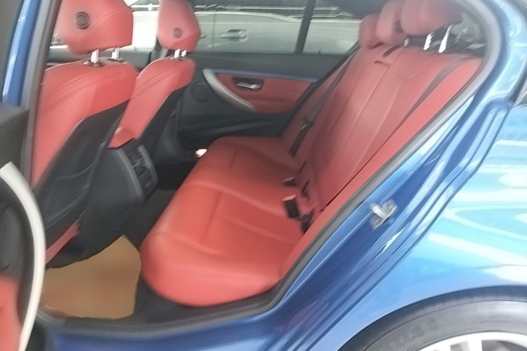 BMW 3 Series 2018 car image #17