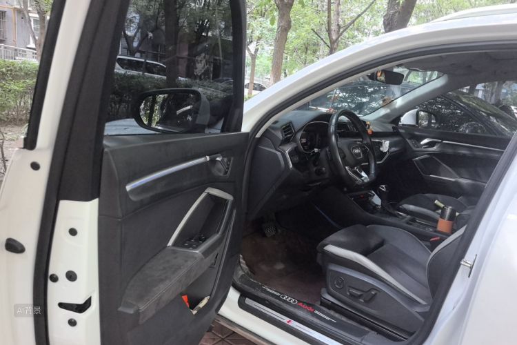 Audi Q3 2019 car image #18