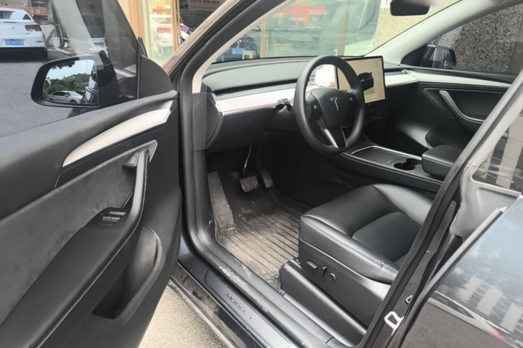 Tesla Model Y 2025 #16 Tesla Model Y 2025 car image #16