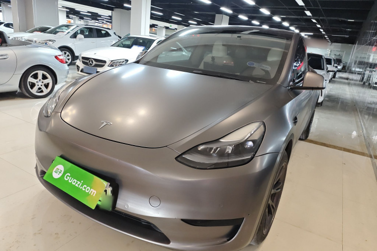 Tesla Model Y 2023 car image #2