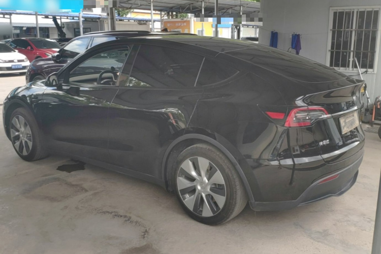 Tesla Model Y 2023 #5 Tesla Model Y 2023 car image #5