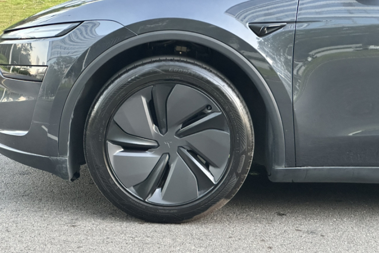 Tesla Model Y 2025 immagine di auto #14