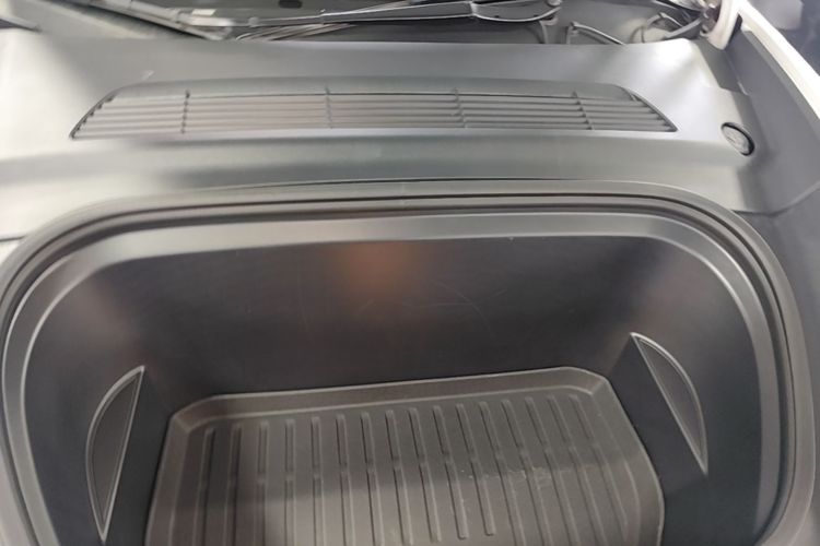 Tesla Model Y 2024 car image #20