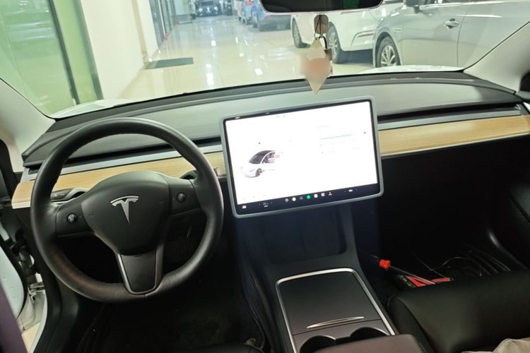 Tesla Model 3 2023 صورة سيارة #10