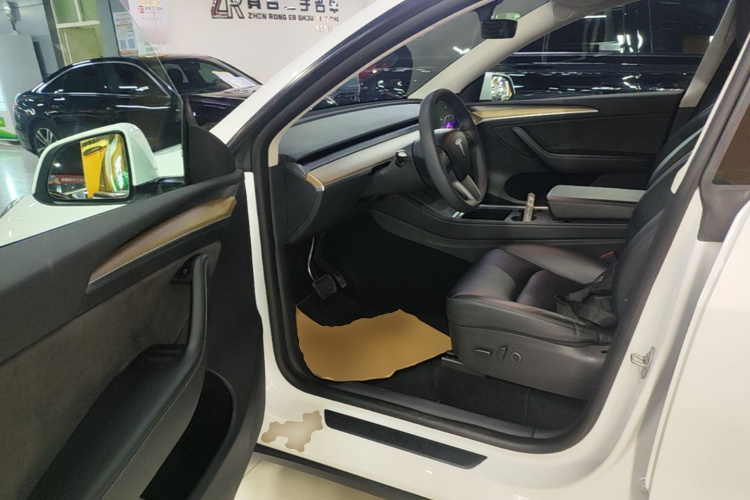 Tesla Model Y 2022 car image #16