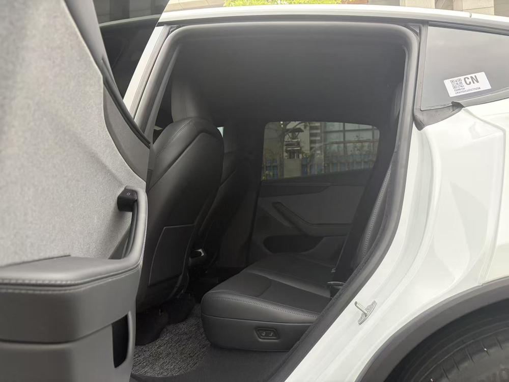Tesla Model Y 2026 #17 Tesla Model Y 2026 صورة سيارة #17
