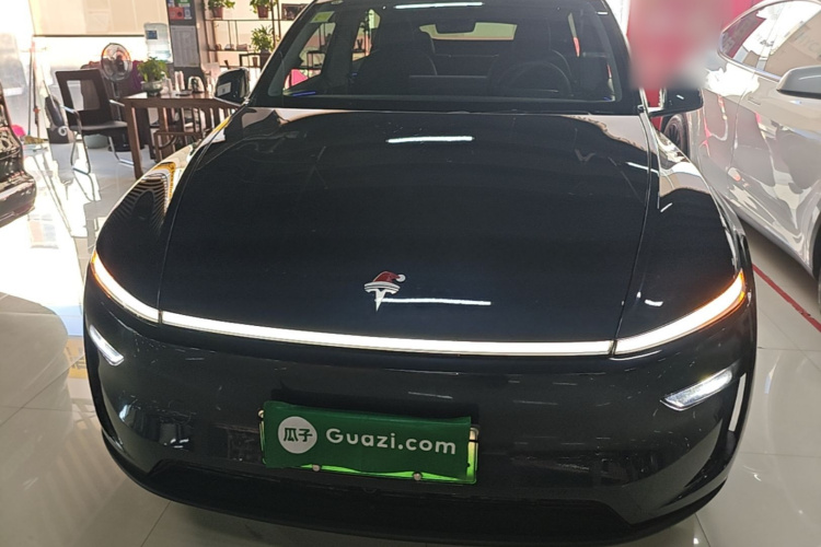 Tesla Model Y 2025 #3 Tesla Model Y 2025 car image #3