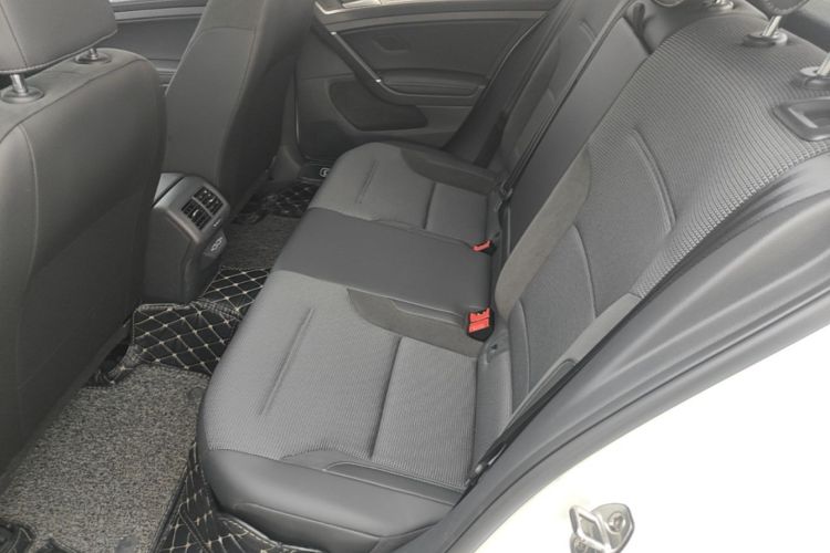 Volkswagen Golf 2019 car image #17