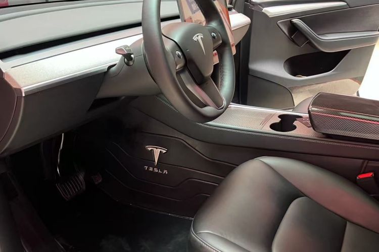 Tesla Model Y 2024 car image #24