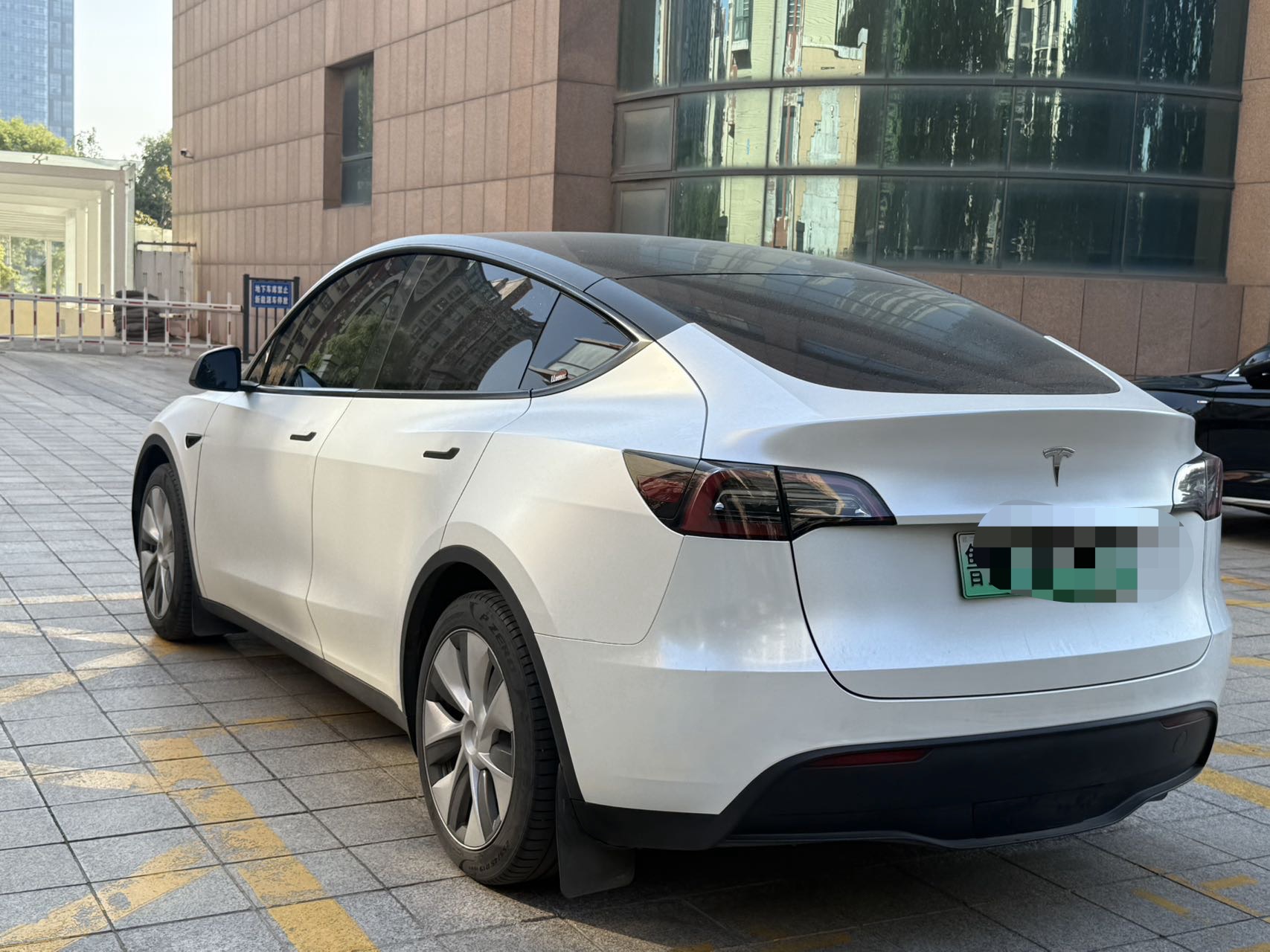Tesla Model Y 2023 #2 Tesla Model Y 2023 car image #2