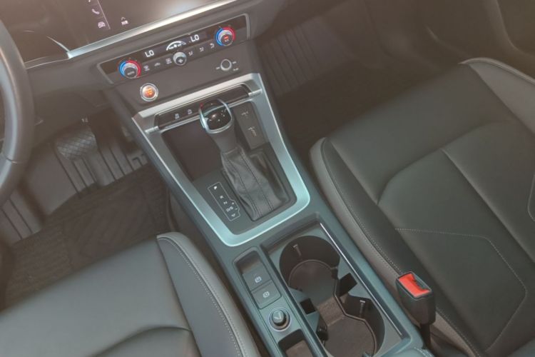 Audi Q3 2021 car image #14