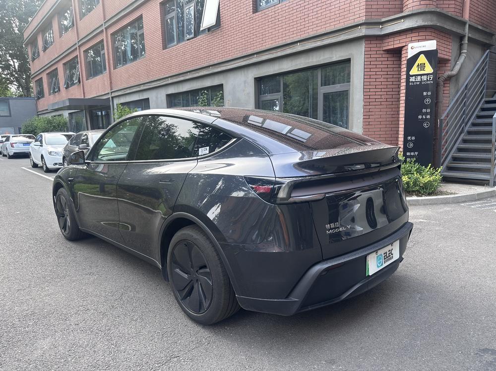 Tesla Model Y 2025 #4 Tesla Model Y 2025 car image #4